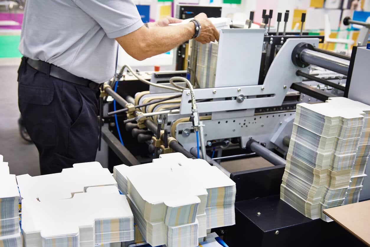 A man in a factory sorting through edible food packaging